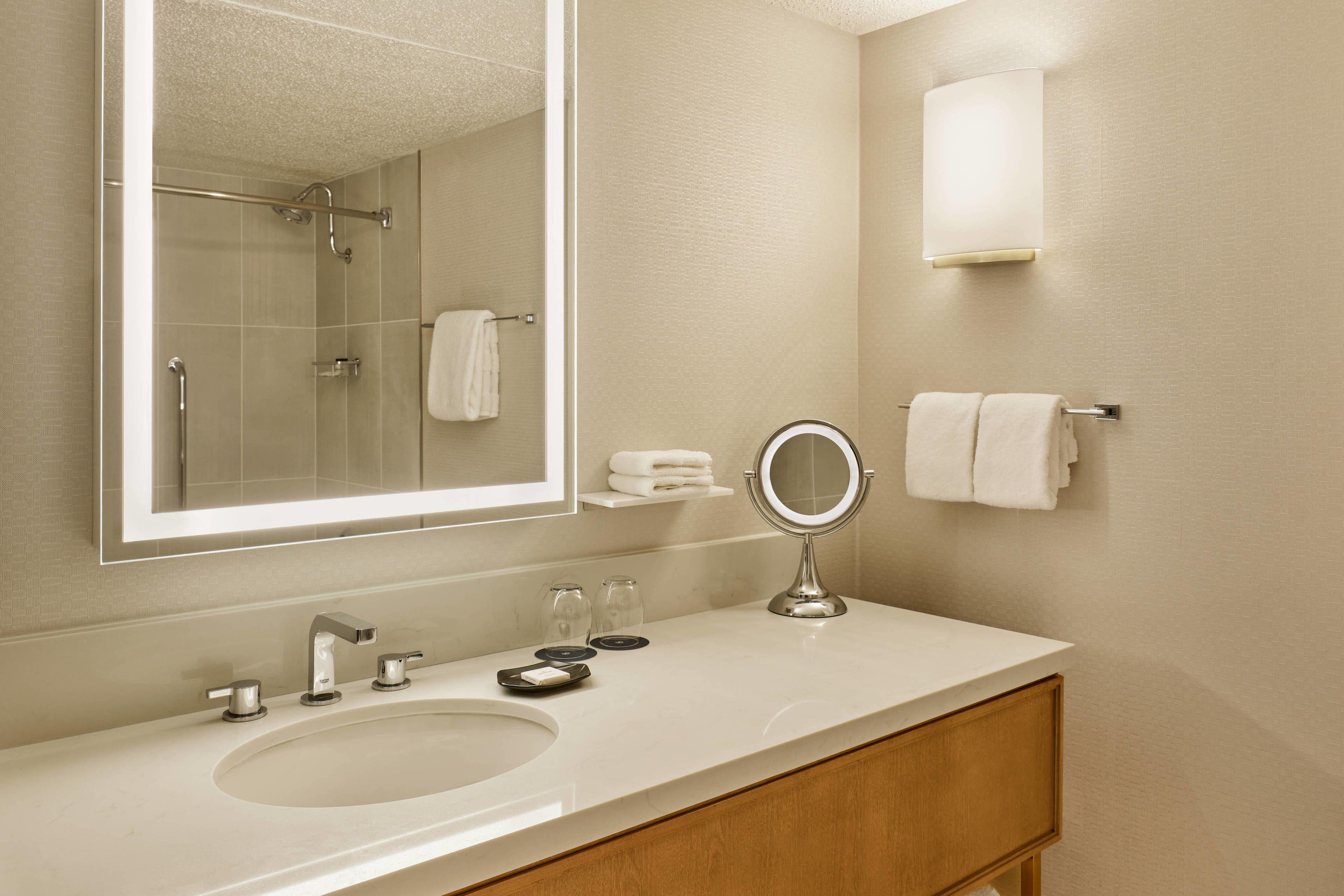Club lounge access 1 Bedroom Suite 1 King High floor,1705889963:JPEG